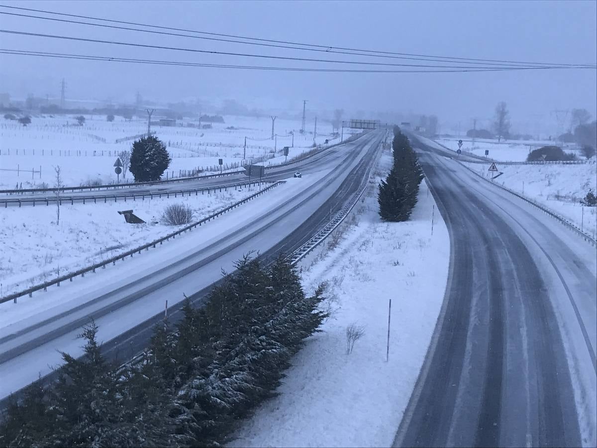 Así ha amanecido este sábado Reinosa, con las calles cubiertas por una espesa capa de nieve