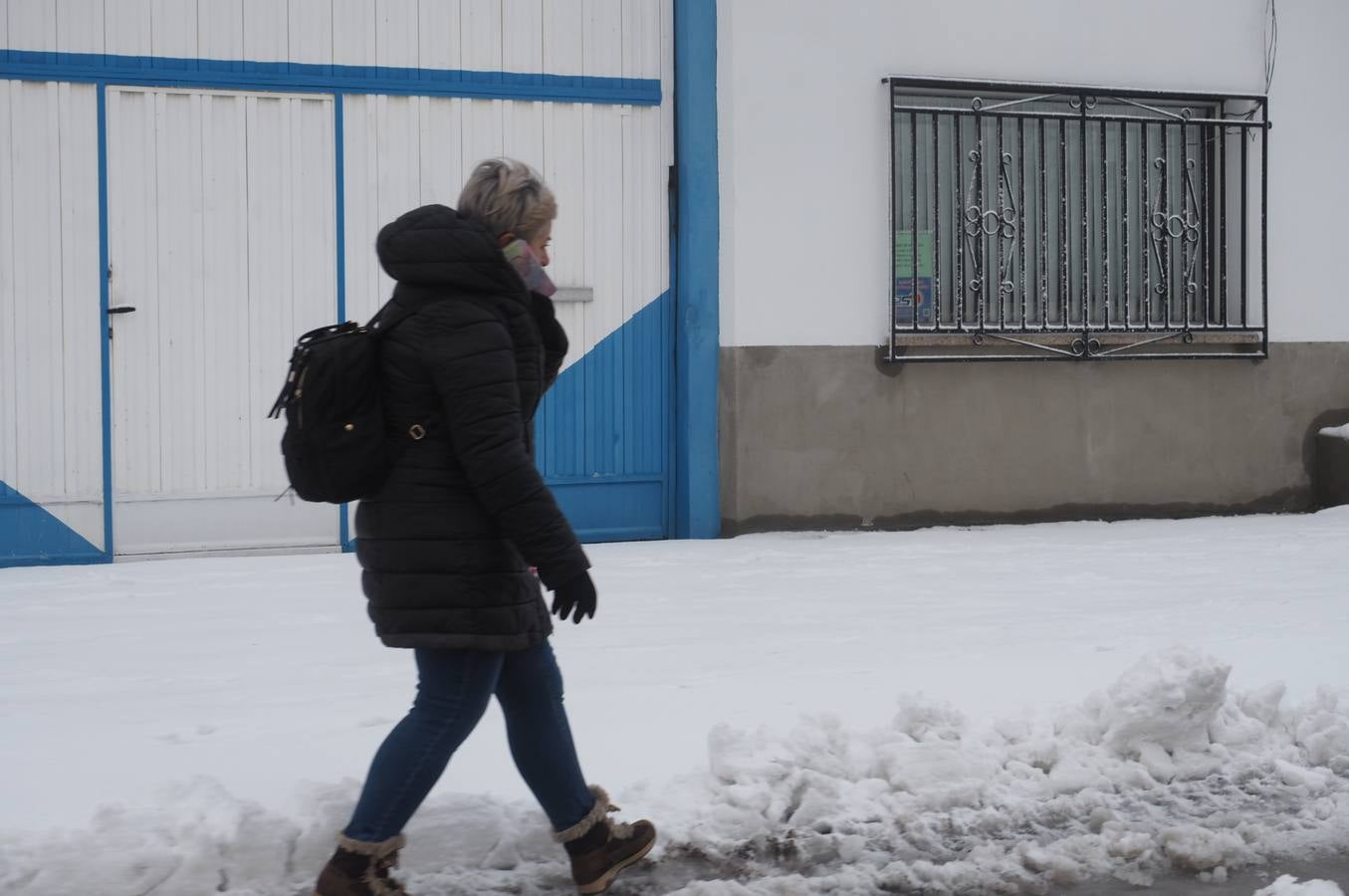 Así ha amanecido este sábado Reinosa, con las calles cubiertas por una espesa capa de nieve