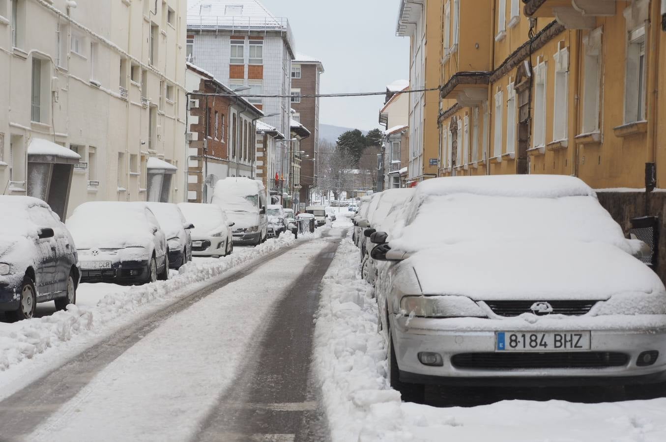 Así ha amanecido este sábado Reinosa, con las calles cubiertas por una espesa capa de nieve