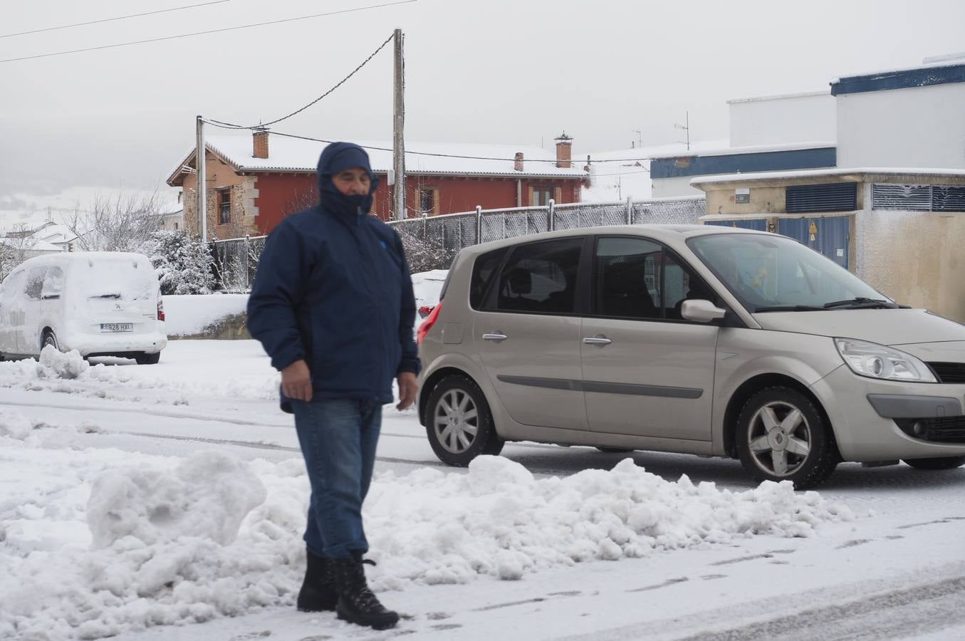 Así ha amanecido este sábado Reinosa, con las calles cubiertas por una espesa capa de nieve