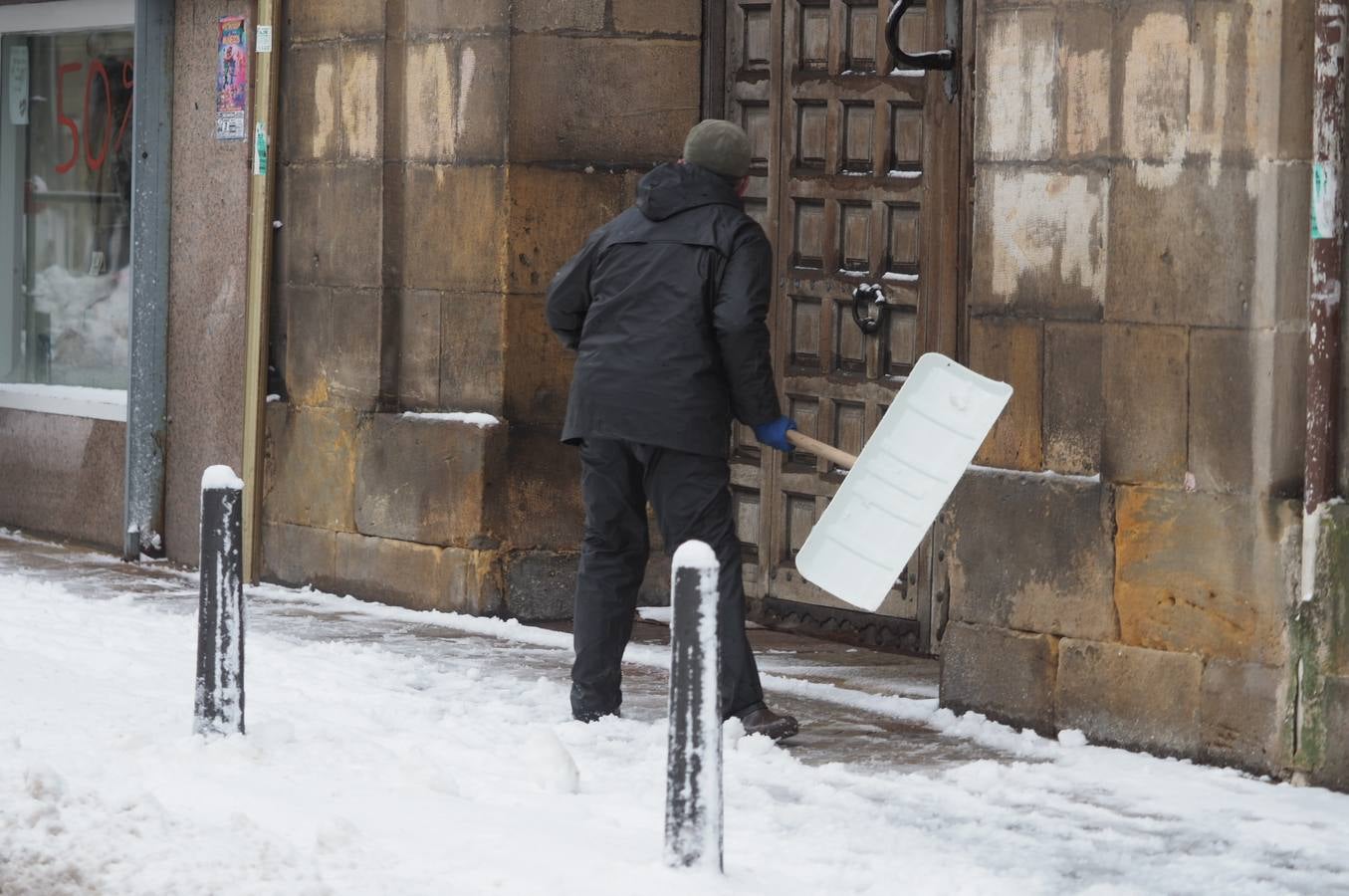 Así ha amanecido este sábado Reinosa, con las calles cubiertas por una espesa capa de nieve