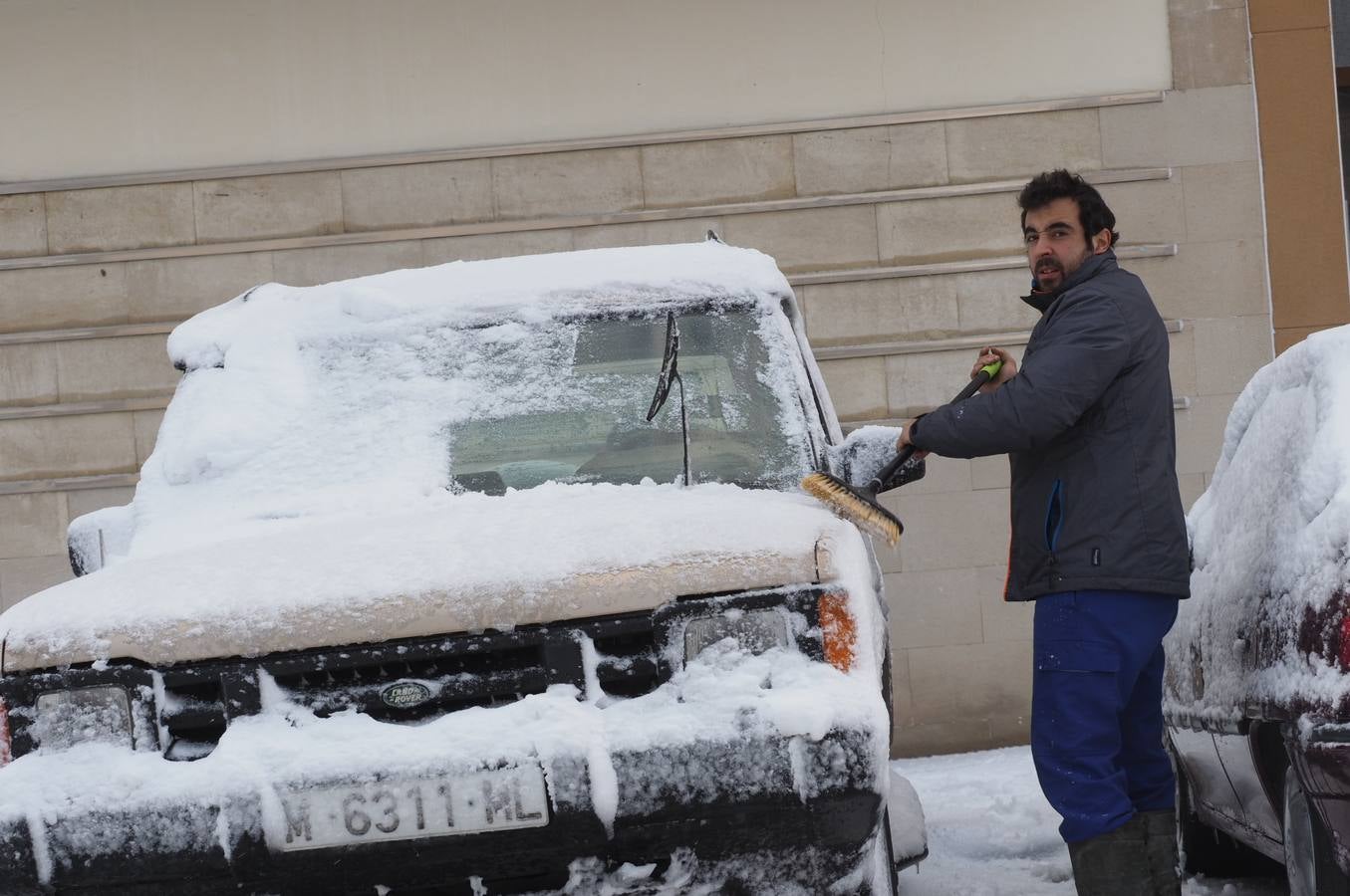 Así ha amanecido este sábado Reinosa, con las calles cubiertas por una espesa capa de nieve