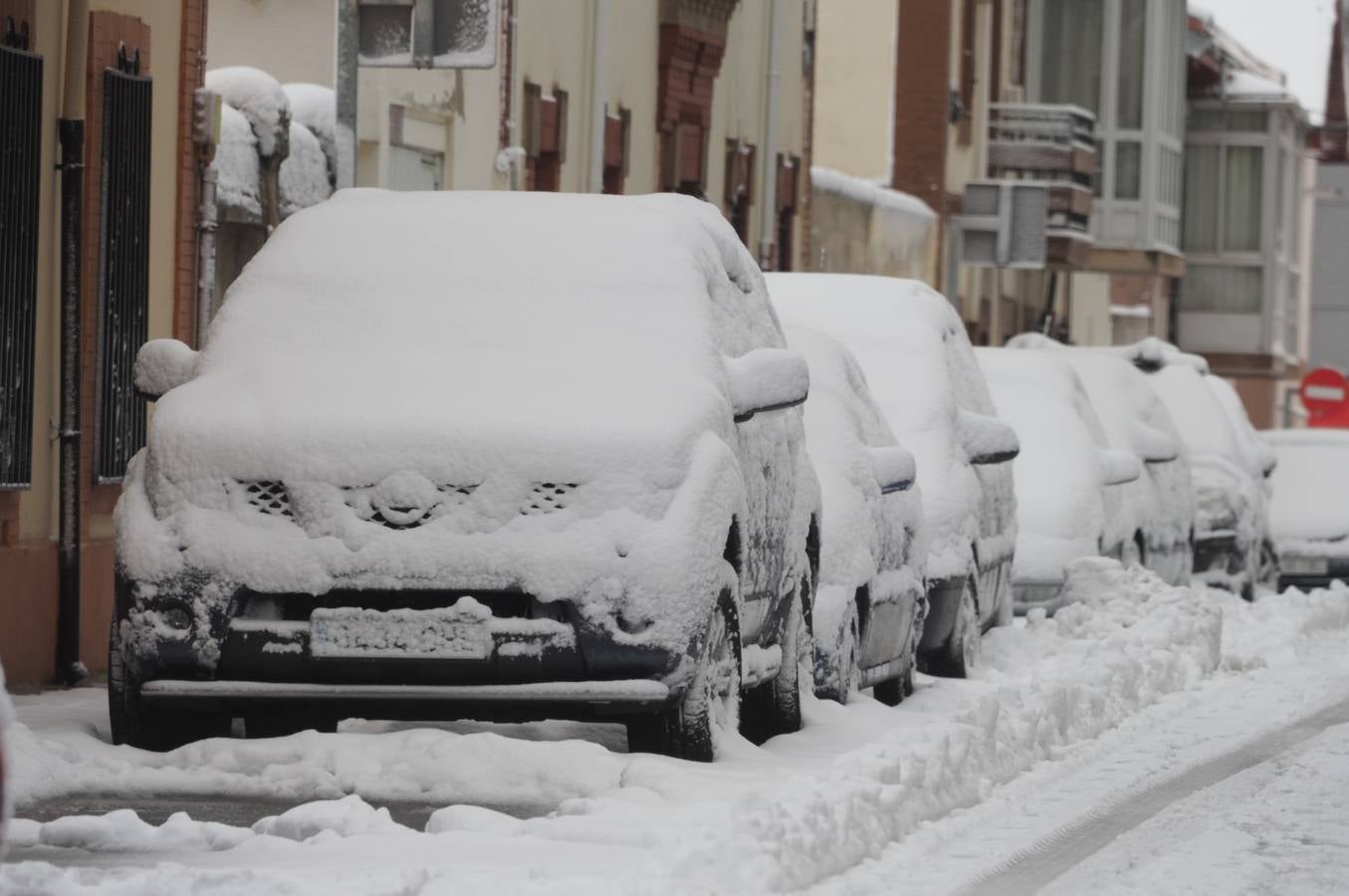 Así ha amanecido este sábado Reinosa, con las calles cubiertas por una espesa capa de nieve