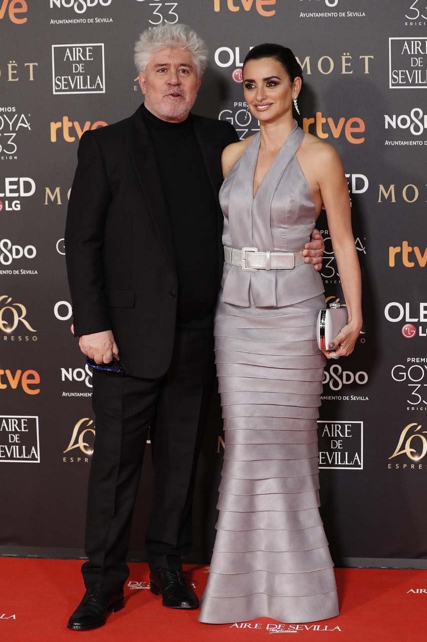 Siendo sincera, anoche Penélope Cruz no me gustó nada. Me decepcionó bastante con este look firmado por Chanel. Creo que es un look pasado algo de «moda». Suele ir ideal, lo pudimos comprobar en los Premios Forqué, y en estos Goya, que son unos premios más importantes, nos ha dejado con un sabor agridulce con su look. La actriz posó en la alfombra junto al director Pedro Almodóvar, que está a punto de comenzar la promoción de su nueva película 'Dolor y Gloria', que se estrena el próximo mes de marzo.