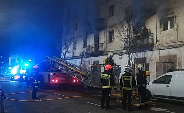 Imagen principal - Un aparatoso incendio arrasa dos plantas de un edificio abandonado de la calle Alta