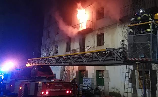 El incendio ha provocado una gran humareda en la zona.