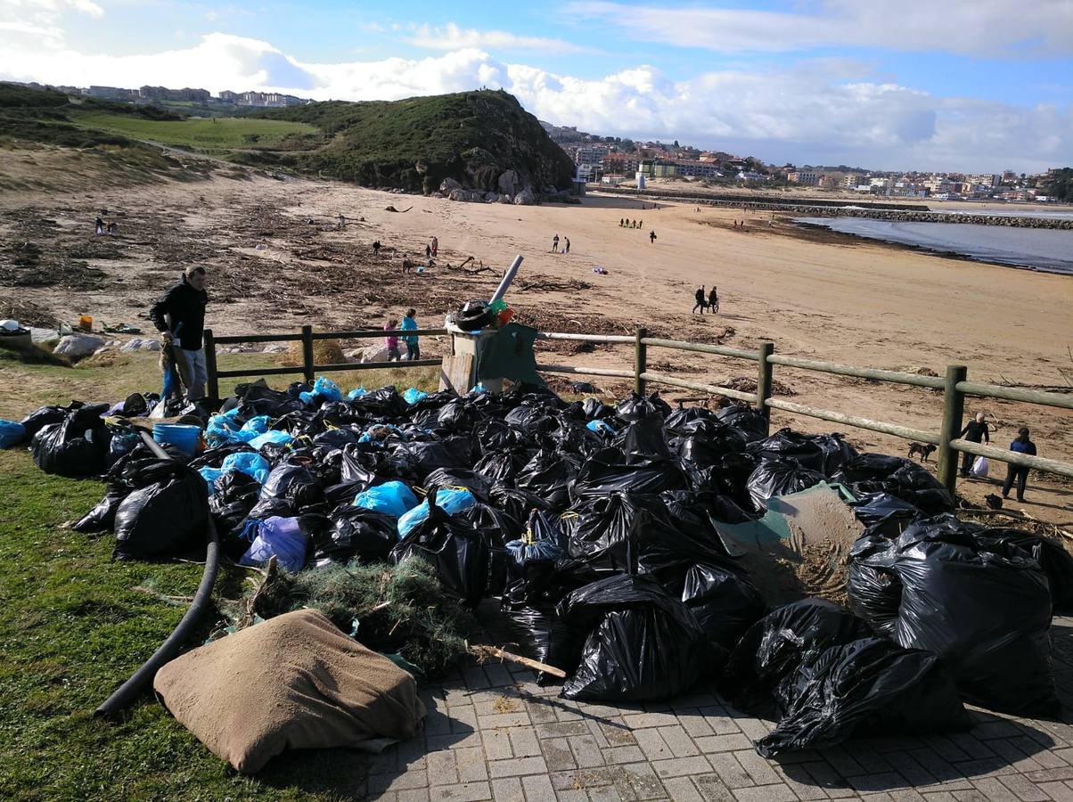 Fotos: Cientos de voluntarios participan en la jornada de limpieza de las playas del Besaya arrasadas por las riadas
