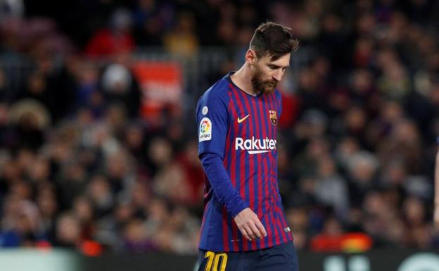 Messi cabizbajo tras el pitido final del partido frente al Valencia.
