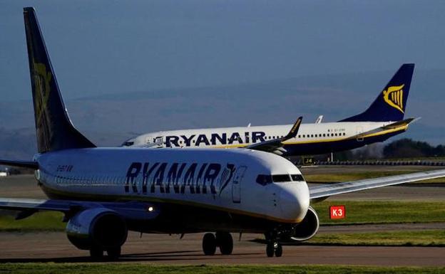 Dos aviones de Ryanair en el aeropuerto de Manchester. 