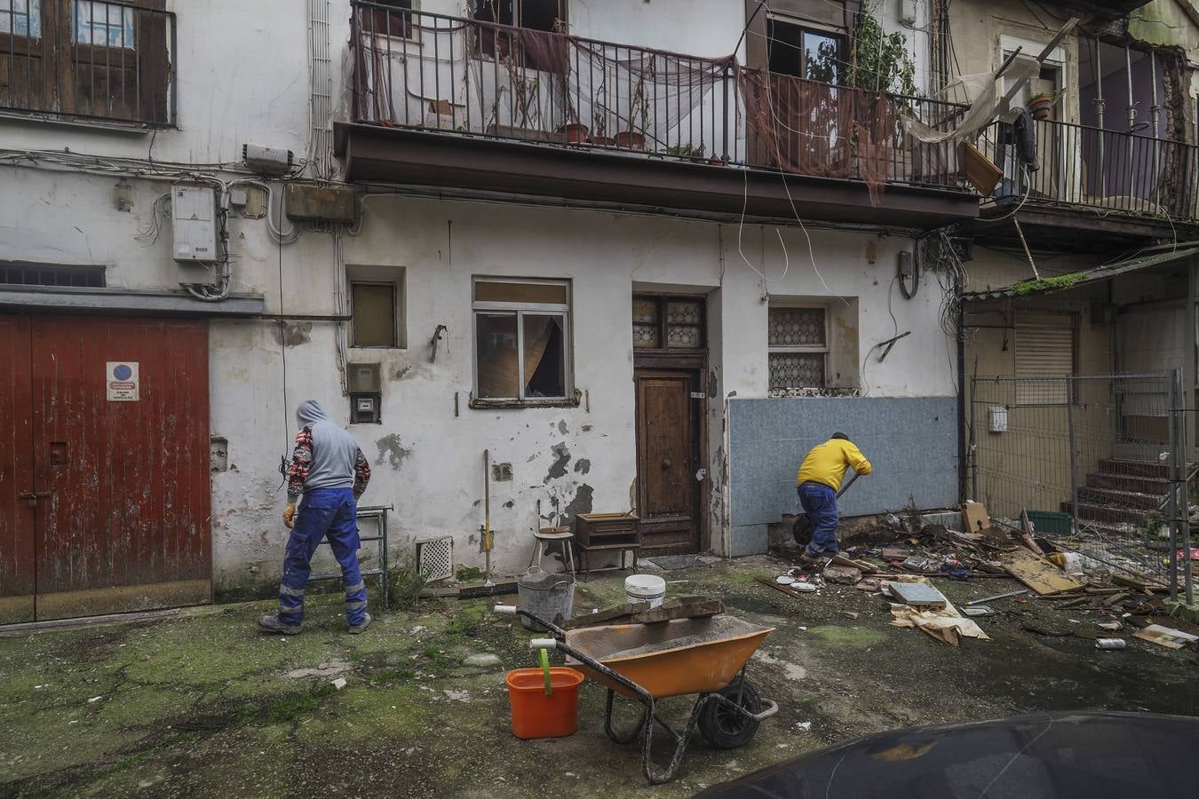 Fotos: El tapiado del edificio incendiado