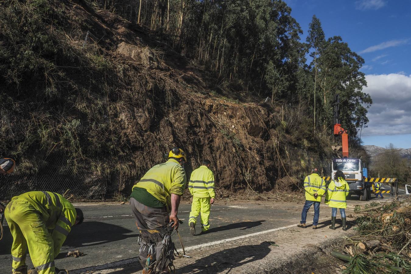 Un grupo de operarios de la Demarcación de Carreteras, ayer, durante los trabajos en un argayo de la N-611 a la altura de Somahoz. 