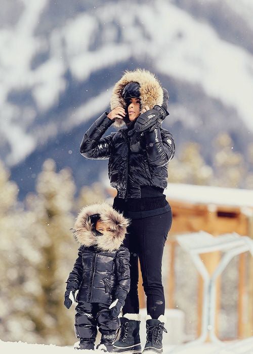 Kim Kardashian se decanta por una parka con pelo.