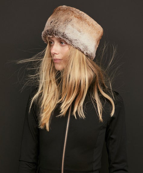 Completa tu look invernal con gorro de Oysho, 25 euros.