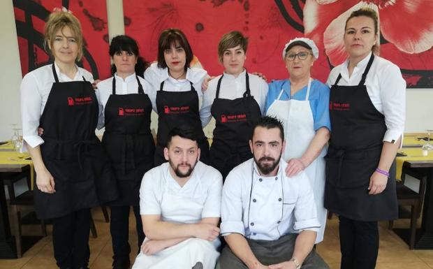 Foto de equipo: De izquierda a derecha, Susana Fernández, Yolanda Salvador, Vanesa Campos, Nerea Gutiérrez, María del Carmen García, Ana María Buenaposada, Juan Antonio Lahera y Alberto San Miguel. 