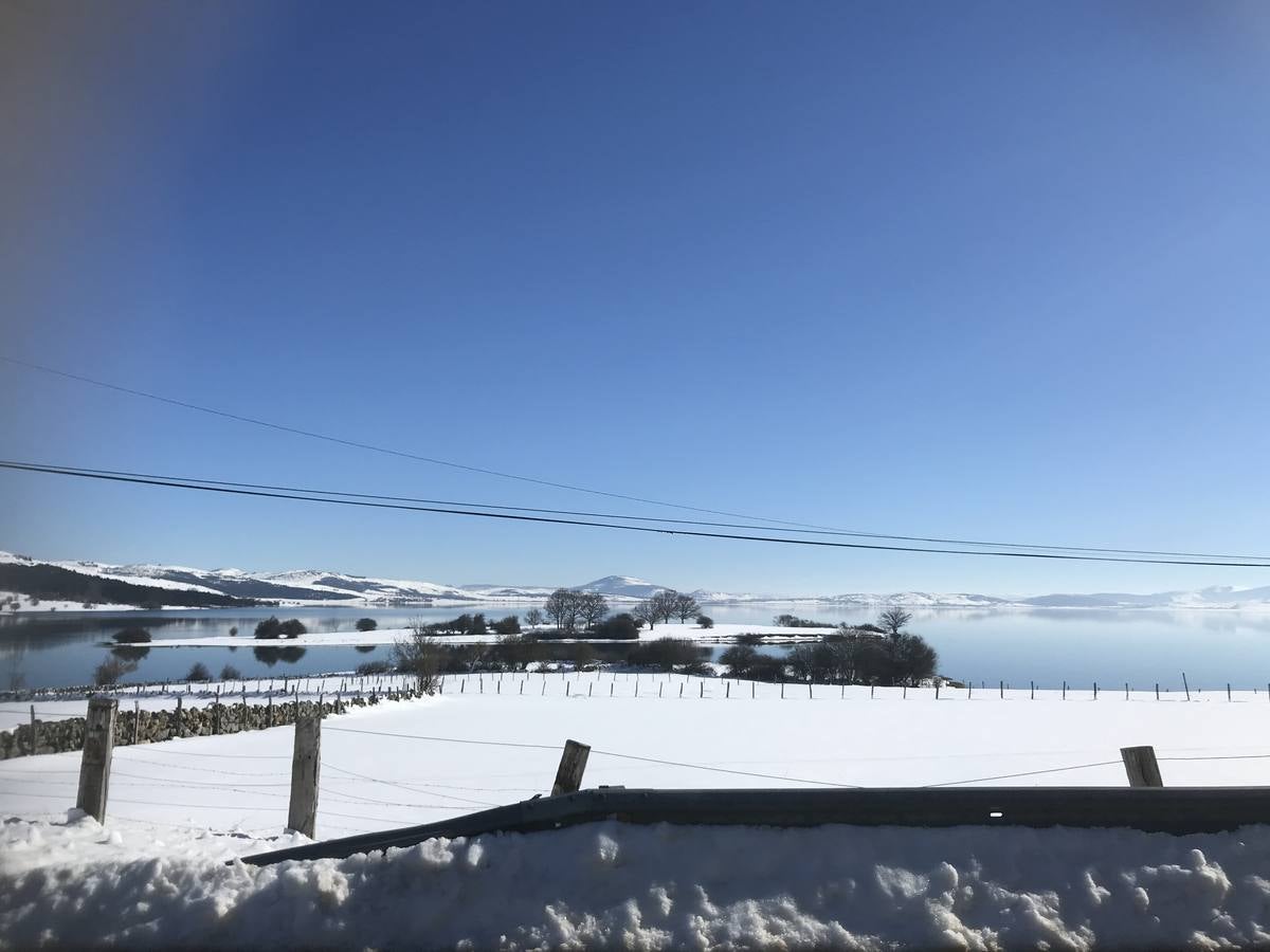 Fotos: La nieve cubre las localidades junto al Pantano del Ebro en Campoo de Yuso