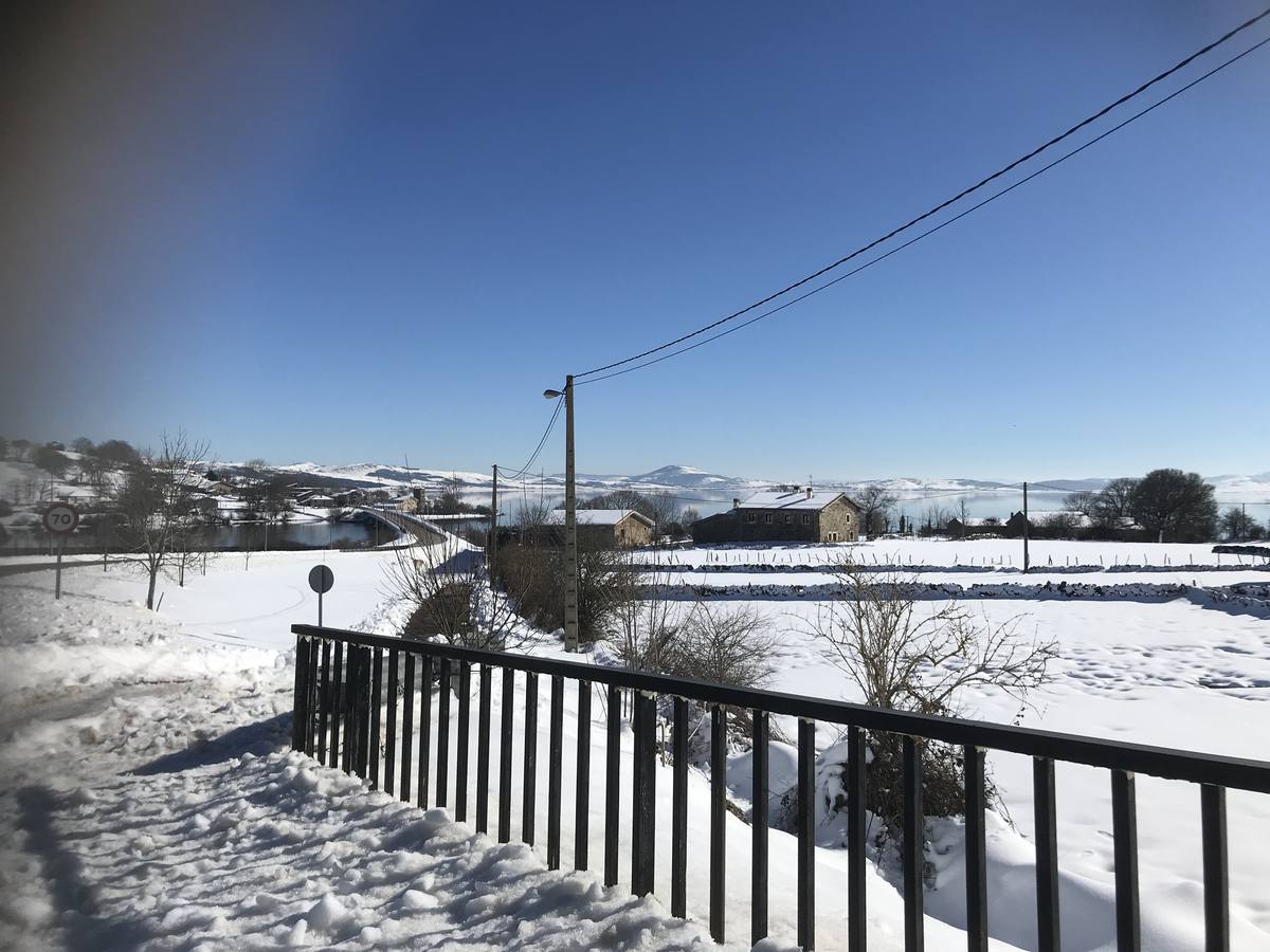 Fotos: La nieve cubre las localidades junto al Pantano del Ebro en Campoo de Yuso