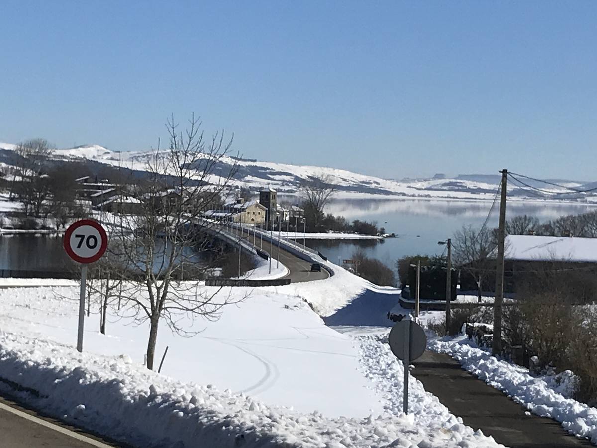 Fotos: La nieve cubre las localidades junto al Pantano del Ebro en Campoo de Yuso