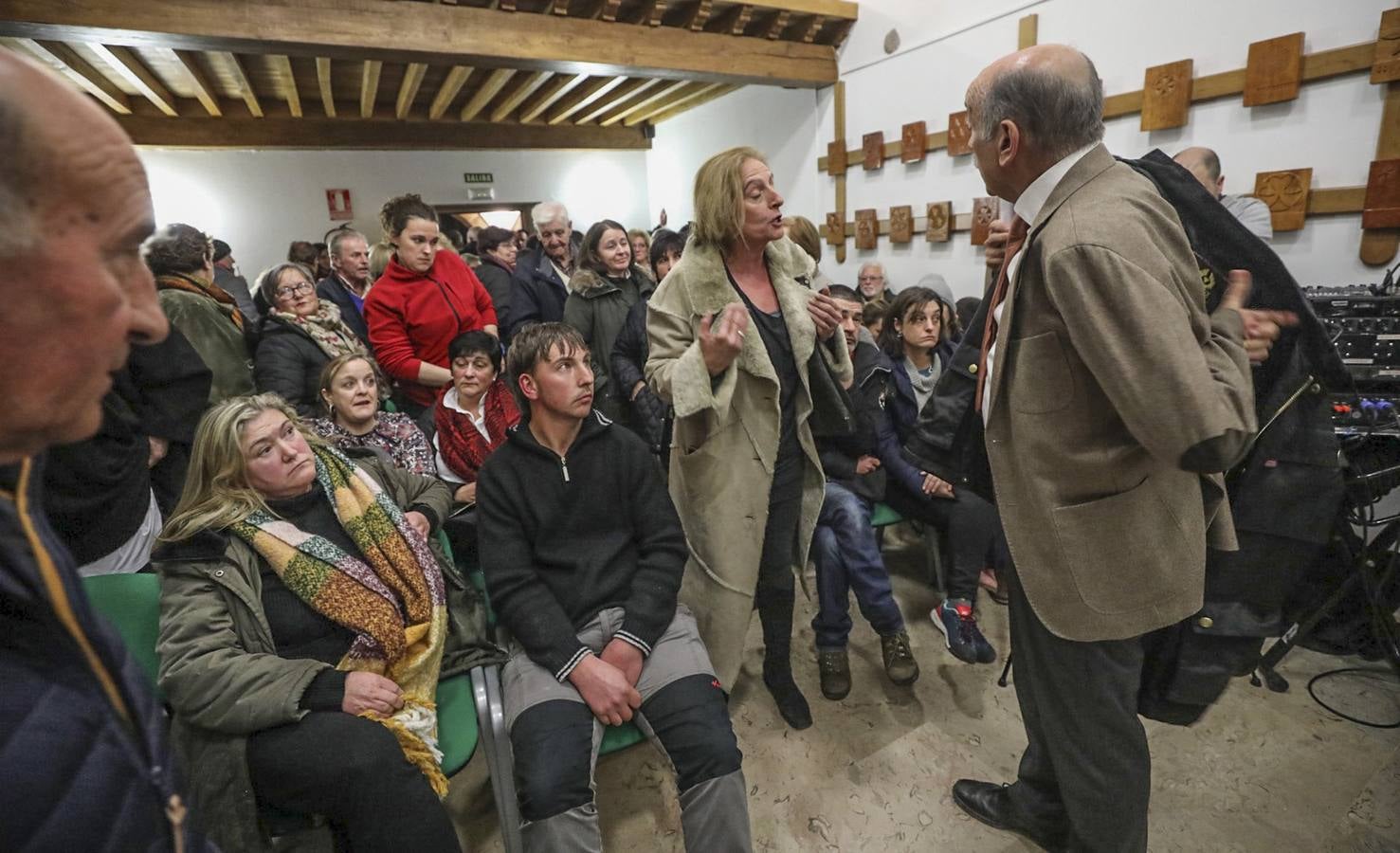 Un momento de la reunión celebrada ayer en Valle, durante la que hubo instantes de tensión entre los vecinos y con el consejero.