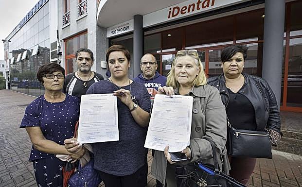 Algunos de los cientos de afectados por el fraude de las clínicas iDental en Santander.