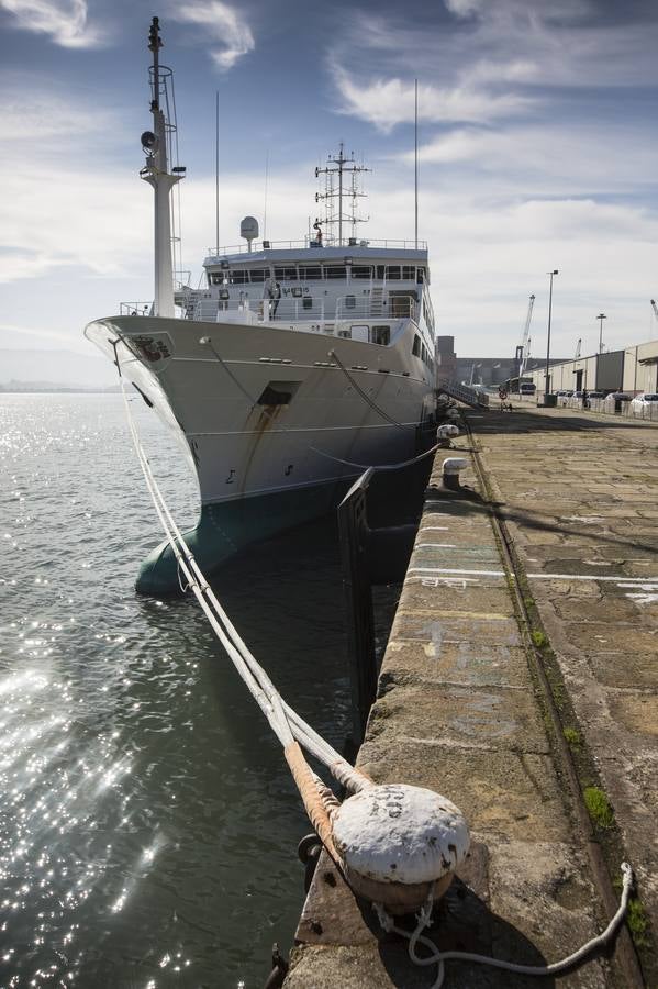 Fotos: El buque Intermares recala en el puerto de Santander