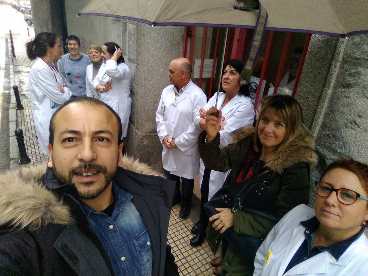 Decenas de profesionales escenifican su «hartazgo» por sus condiciones laborales con paros a las puertas de los centros de salud