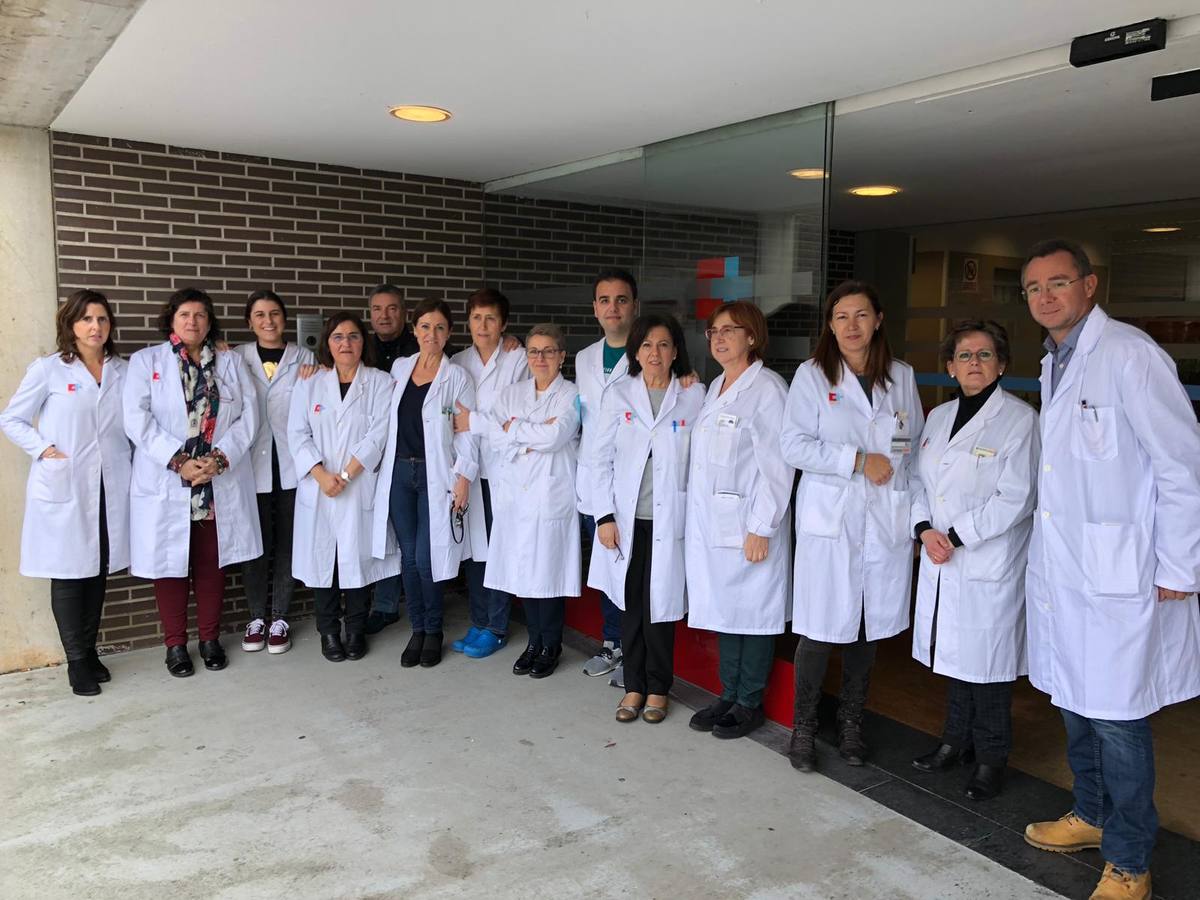 Decenas de profesionales escenifican su «hartazgo» por sus condiciones laborales con paros a las puertas de los centros de salud