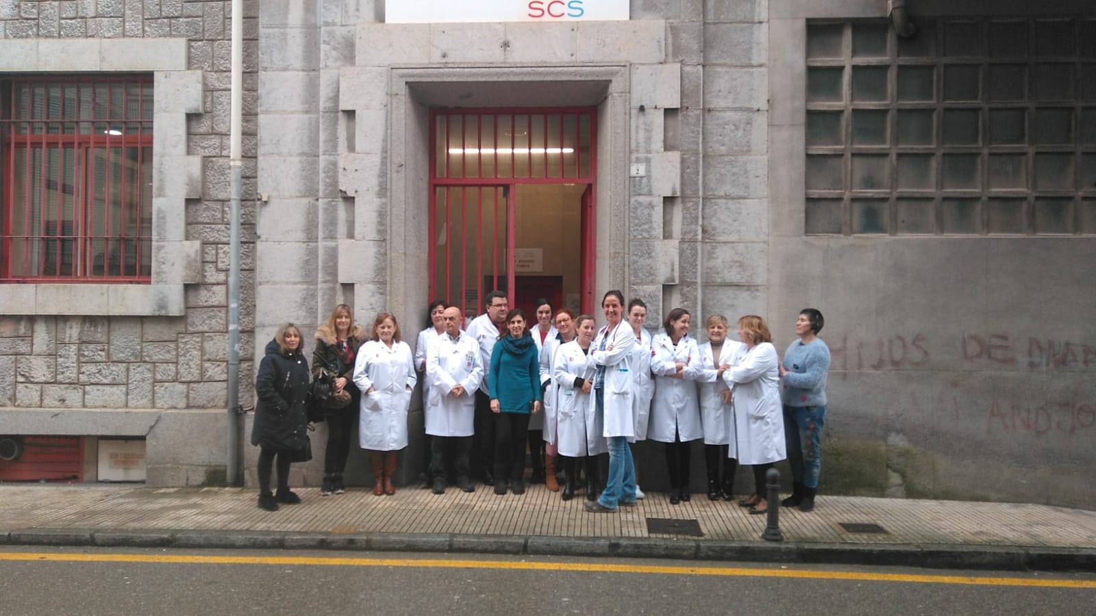 Decenas de profesionales escenifican su «hartazgo» por sus condiciones laborales con paros a las puertas de los centros de salud