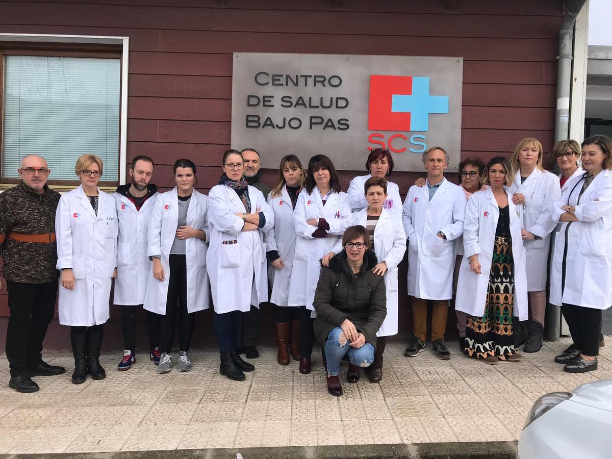 Decenas de profesionales escenifican su «hartazgo» por sus condiciones laborales con paros a las puertas de los centros de salud