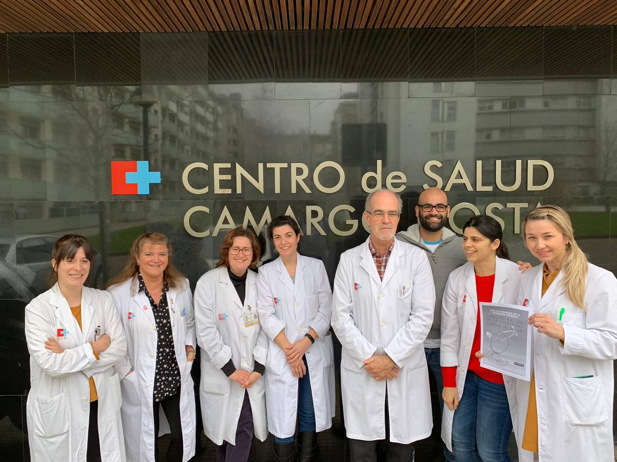 Decenas de profesionales escenifican su «hartazgo» por sus condiciones laborales con paros a las puertas de los centros de salud