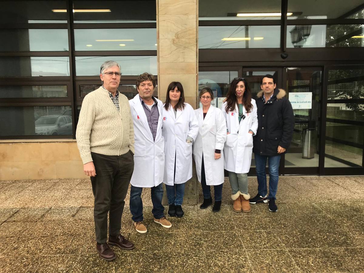 Decenas de profesionales escenifican su «hartazgo» por sus condiciones laborales con paros a las puertas de los centros de salud