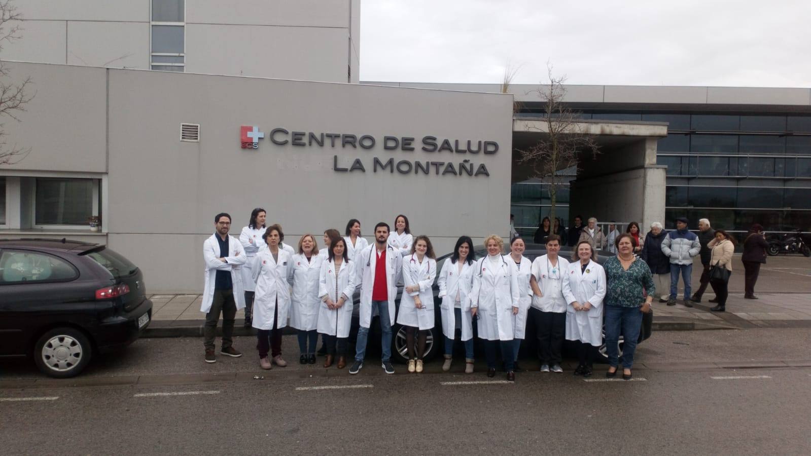 Decenas de profesionales escenifican su «hartazgo» por sus condiciones laborales con paros a las puertas de los centros de salud