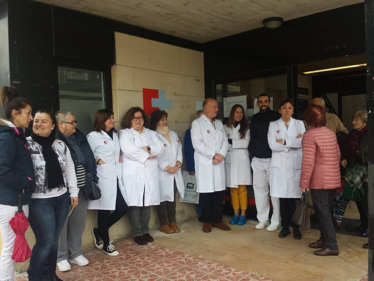 Decenas de profesionales escenifican su «hartazgo» por sus condiciones laborales con paros a las puertas de los centros de salud