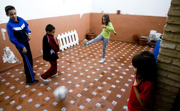 Varios niños en situación de pobreza.