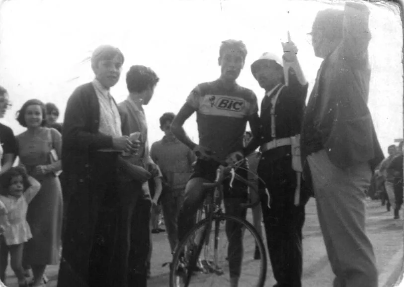 El popular guardia de Cuatro Caminos da indicaciones a un ídolo de la época, el ciclista Luis Ocaña.