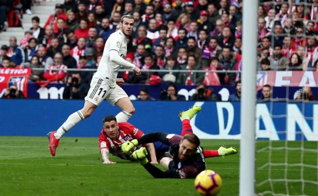 Bale cruza la pelota para marcar el tercero. 