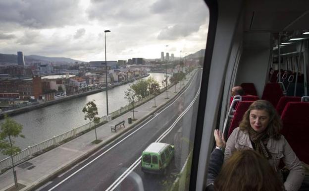 Panorámica sobre la ría de Bilbao desde la línea de Feve que cubre el trayecto entre Santander y la capital vasca 