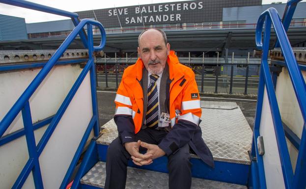 Bienvenido Rico, en la imagen frente a la terminal vista desde la pista, lleva nueve años al frente de la instalación. :