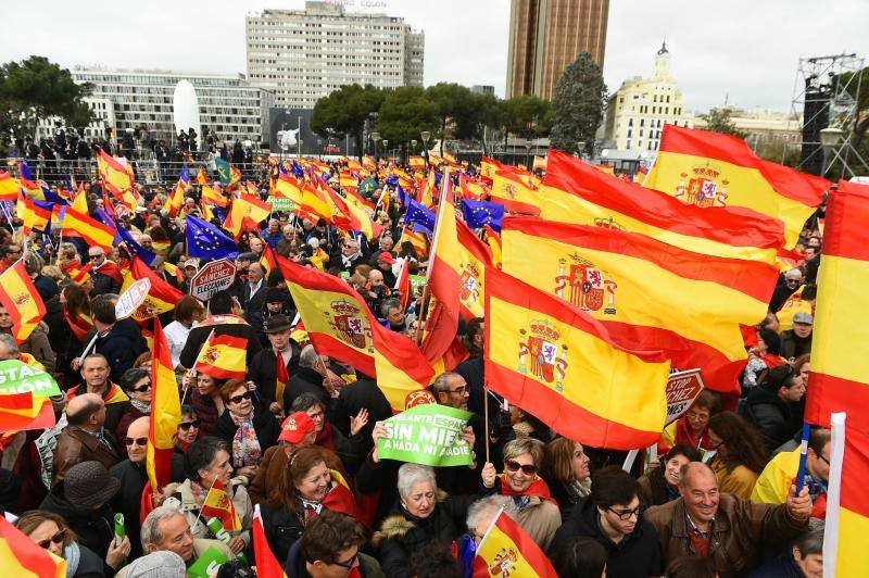 PP, Ciudadanos y Vox concentran a miles de manifestantes en la Plaza de Colón