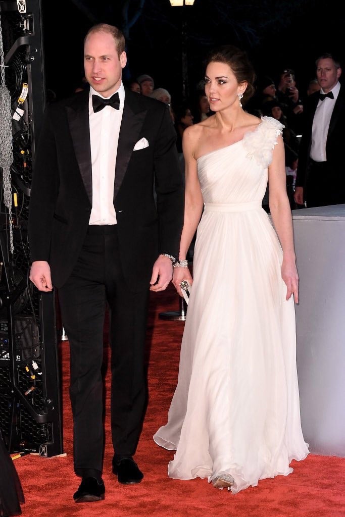 ¡Kate Middelton se ha convertido en la novia más espectacular de la alfombra roja! Y es que la Duquesa de Cambridge lució en los Bafta este maravilloso vestido blanco de corte asimétrico y una flor bordada en el hombro, que puede convertirse en el sueño de cualquier novia que vaya a casarse.