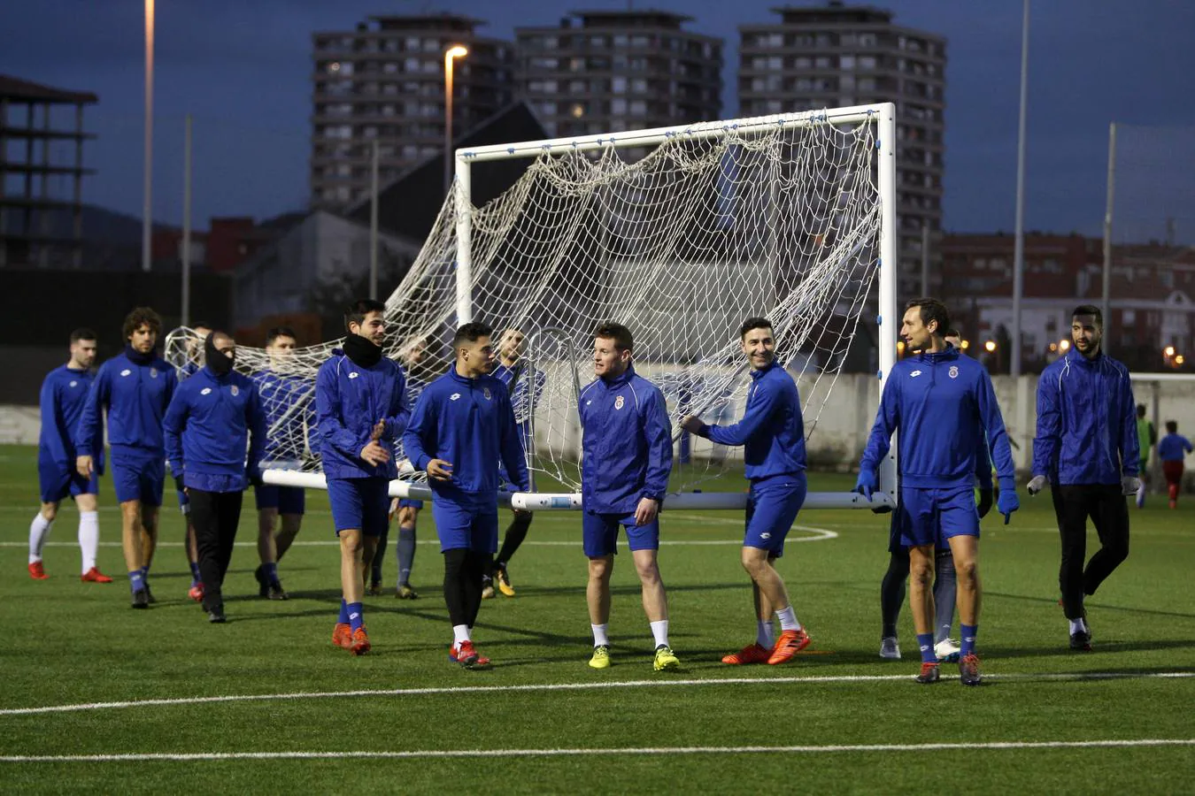 Fotos: El preparador físico Alberto García dirige el entrenamiento de la Gimnástica tras el cese de Lago