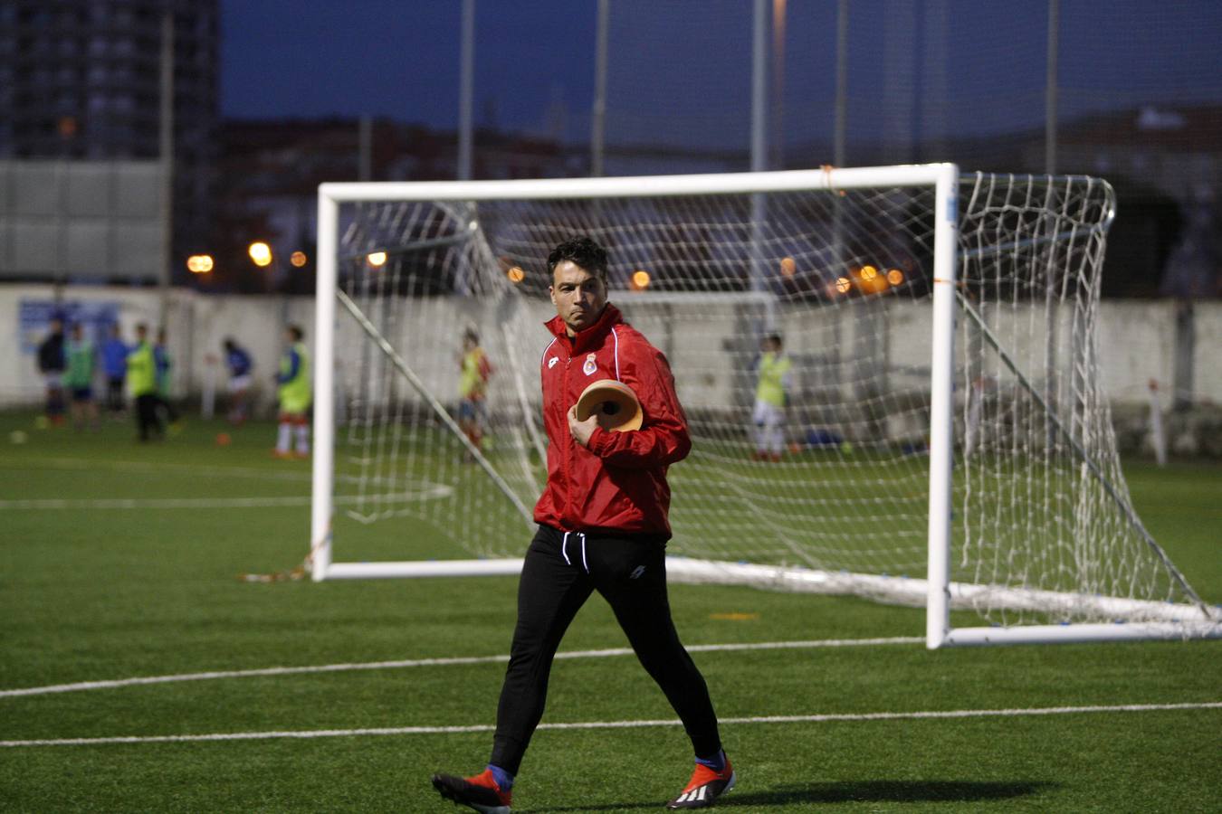 Fotos: El preparador físico Alberto García dirige el entrenamiento de la Gimnástica tras el cese de Lago