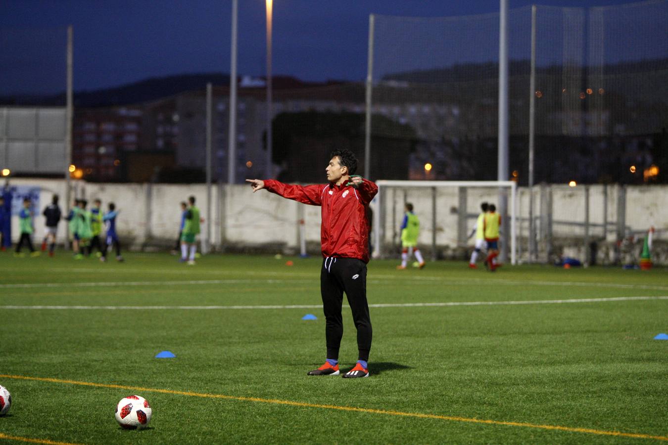 Fotos: El preparador físico Alberto García dirige el entrenamiento de la Gimnástica tras el cese de Lago