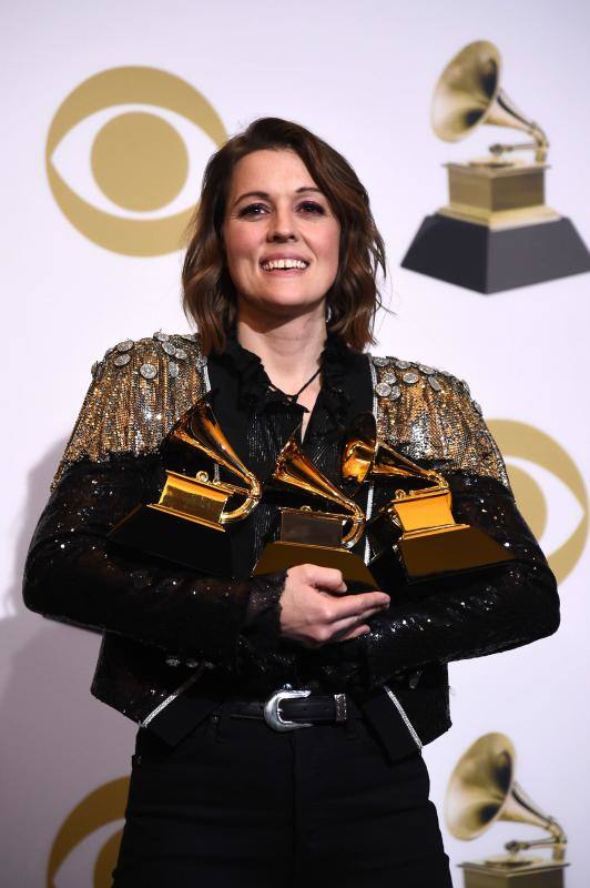 Brandi Carlile posa con sus premios. 