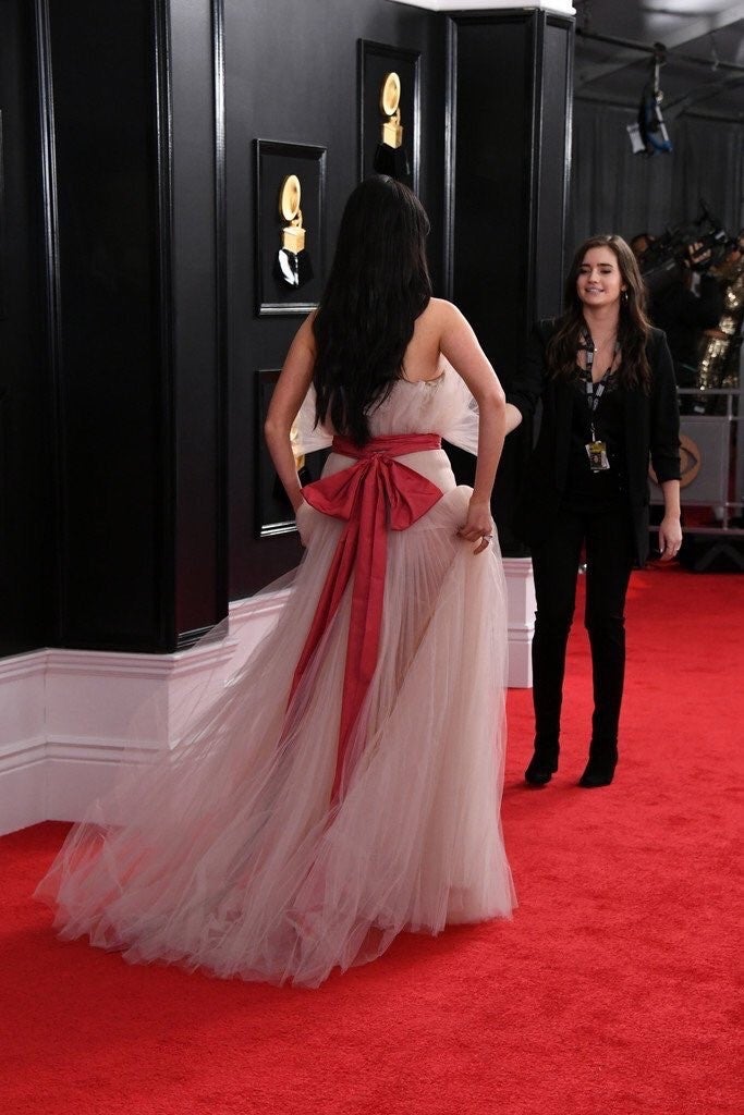 En la alfombra roja lució un vestido de tul nude con una gran lazada roja, firmado por Valentino. ¡Un auténtico sueño de vestido!