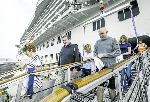 Un grupo de turistas desciende del 'Britannia', el mayor crucero que el año pasado recaló en Santander. :