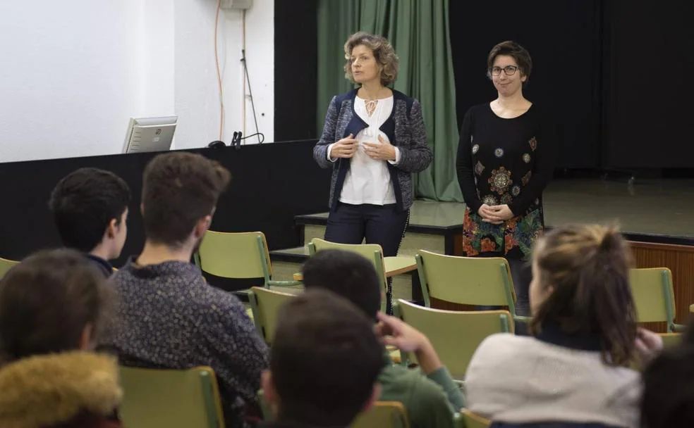 Las investigadoras Marta Elena Zorrilla Pantaleon y Maria Del Carmen Martinez Fernandez acudieron el pasado viernes al IESLas Llamas para explicar cuestiones científicas. 