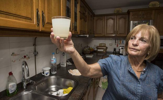 Cs denuncia que el agua de las viviendas de Beranga sale mezclada con abono «de manera recurrente»