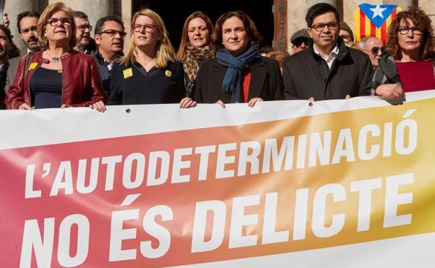 Elsa Artadi (segunda por la izquierda) y Ada Colau (centro) en la concentración de Barcelona.