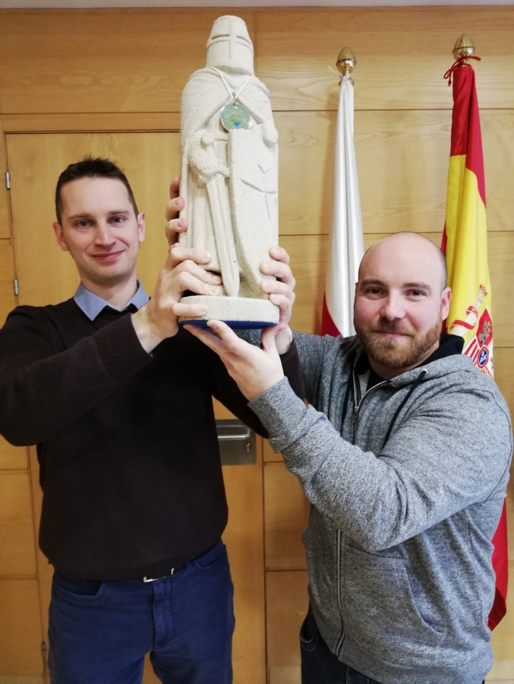 Jesús de Cos y Borja Palacio posan con el trofeo. 