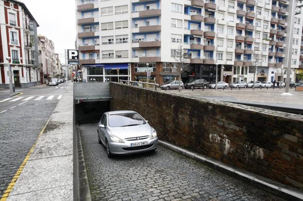 Un vehículo abandona el aparcamiento subterráneo de La Llama por una de las rampas.